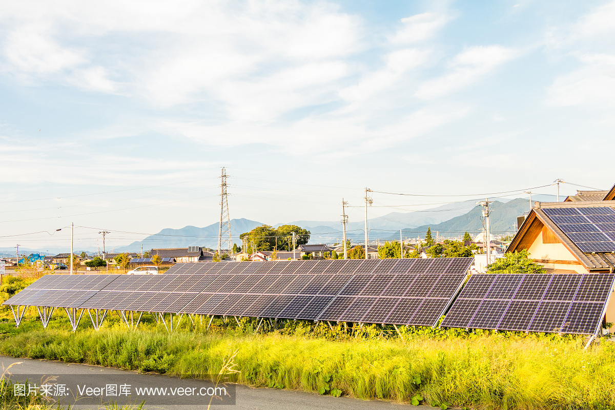 太阳能电池板,光伏组件创新绿色能源,为生活提供蓝天背景。